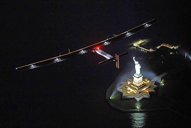 Solar Impulse 2, pilotado por Bertrand Piccard, decola de Nova York, nos Estados Unidos