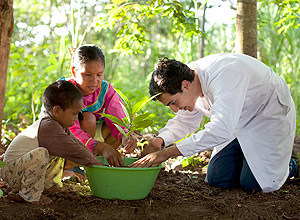 As crianças de Nuevo Saposoa ajudaram a preparar o solo onde as "Plantalámparas" seriam colocadas – Santiago Barco