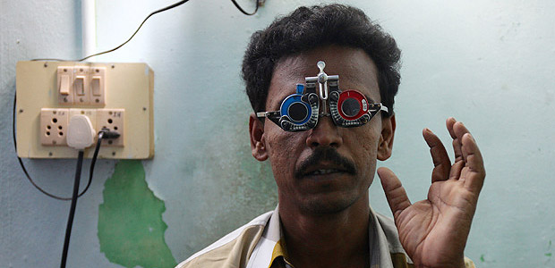 Indiano faz exame oftalmolgico; projeto  destaque no dia do jornalismo de impacto