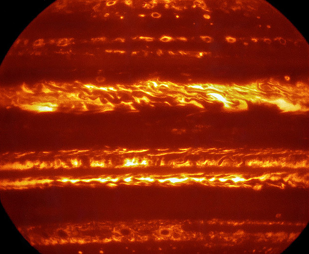  Imagem de Jpiter, colorida artificialmente, foi produzida por um equipamento de megatelescpio que consegue estudar a luz infravermelha de objetos celestes