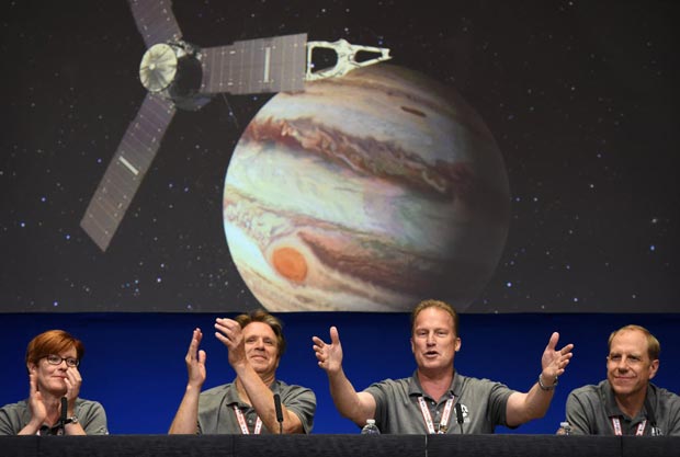 Equipe da Nasa celebra sucesso da operao que colocou a sonda Juno na rbita do planeta Jpiter