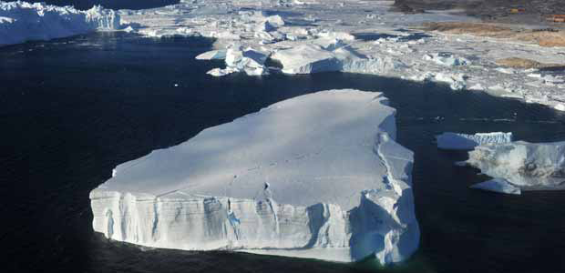 Foto area mostra iceberg na Antrtida