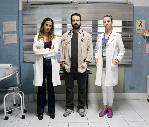 Ana Petta, Caco Ciocler, e Bianca Muller, que atuam na nova srie "Unidade Bsica", do canal de TV paga Universal