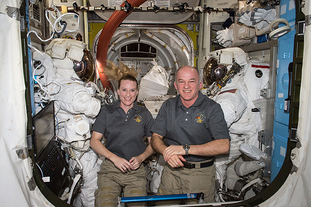 Os astronautas Kate Rubins e Jeff Williams antes de fazerem a caminhada espacial