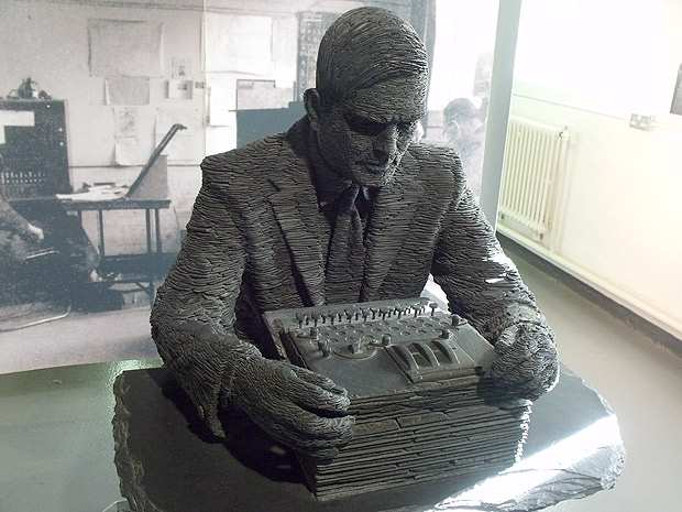 Esttua de Alan Turing no museu de Bletchley Park, na Inglaterra
