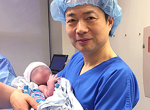 O médico John Zhang segura Abrahim Hassan, primeiro bebê com DNA de três pessoas – Reprodução/Twitter/newscientist O médico John Zhang segura Abrahim Hassan, primeiro bebê com DNA de três pessoas – Reprodução/Twitter/newscientist