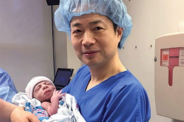 John Zhang segura Abrahim Hassan, primeiro bebê com DNA de três pais
