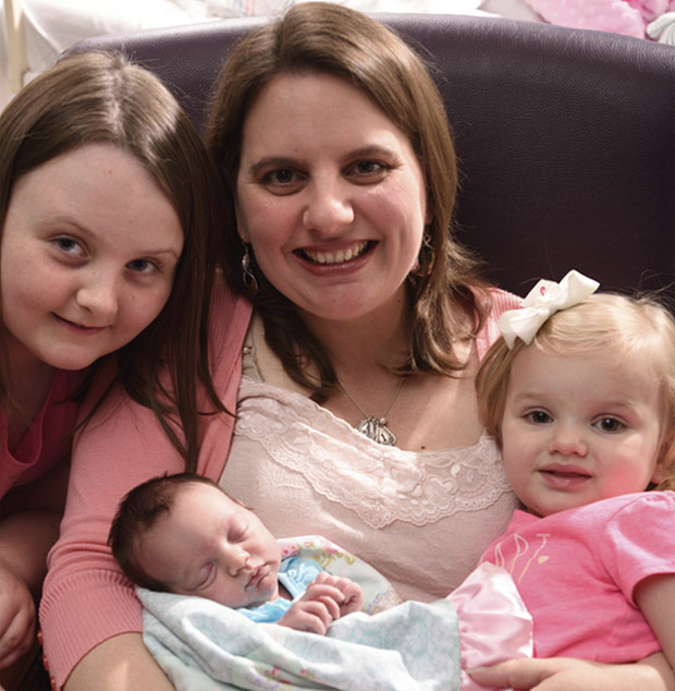 Me de duas meninas, Margaret Boemer descobriu que sua 3 filha tinha um tumor na coluna quando a gestao estava na 16 semana 