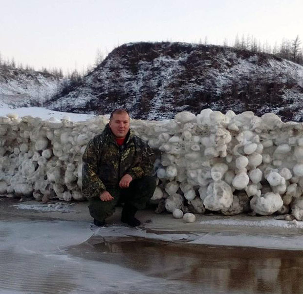Alexei Primak flagrou uma 'parede de bolas de neve' formada por vrias esferas de gelo agrupadas