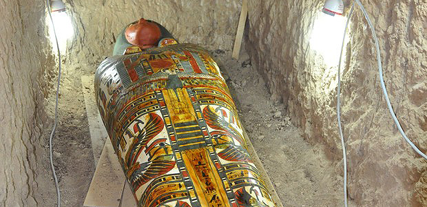 Sarcfago de madeira tem cores vivas e foi achado em tumba que poderia ser do Terceiro Perodo Intermedirio (1075 a 664 a.C.), em Luxor, no Egito