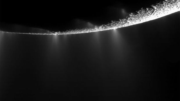 Em 2016, o telescpio Hubble registrou gua jorrando na superfcie de Enclado, a lua de Saturno