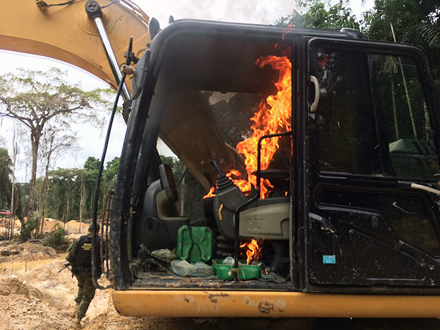 Agentes do Ibama queimam escavadeira em garimpo ilegal