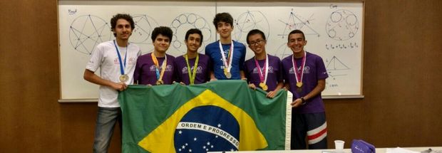 Equipe de adolescentes brasileiros que participará da HMMT