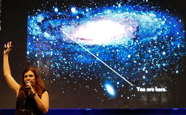 Astrônoma brasileira Duilia de Mello, durante palestra na Campus Party em São Paulo