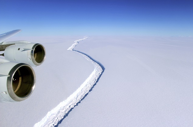 Imagem aérea da Nasa mostra rachadura na geleira Larsen C, na península Antártica