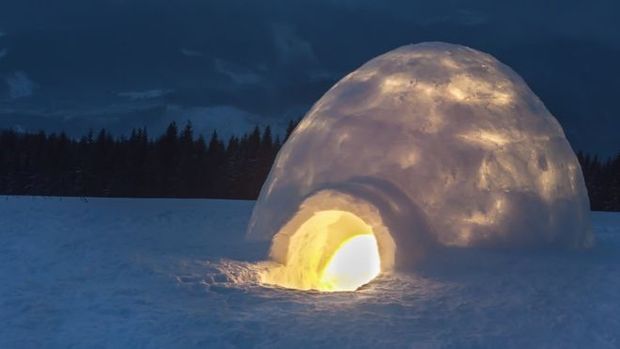 O iglu tem forma semiesfrica e  construdo pelos esquims com blocos de gelo