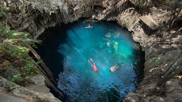 Cenotes (cavidades) mexicanos se formaram a partir de calcrio enfraquecido sobre Cratera de Chicxulub