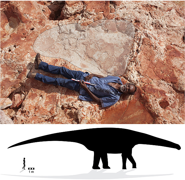 Homem mostra dimensão da pegada de dinossauro na região de Waldamany, na Austrália ocidental 