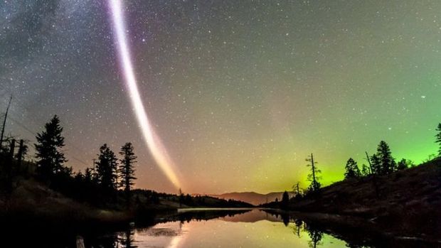 Linha violeta observada por entusiastas de auroras boreais deixou cientistas intrigados
