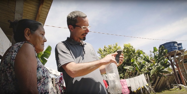 Técnicos visitam moradores de Rio Branco e ensinam a usar armadilha que captura ovos de Aedes e é usada associada a um aplicativo