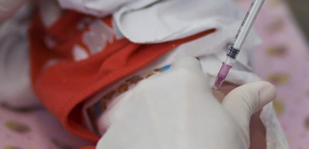 Um beb infectado com sfilis recebe uma dose de penicilina em um hospital do Rio