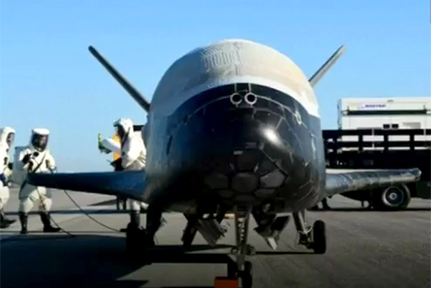 Avi�o espacial retorna de miss�o secreta ap�s quase dois anos em �rbita; veja v�deo