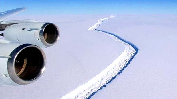 Faltam apenas 13 km para que enorme bloco de gelo se desprenda completamente, afirmam cientistas