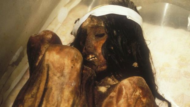 Mmia Juanita, de uma menina inca; acredita-se que ela morreu entre 1450 e 1480, entre 12 e 13 anos