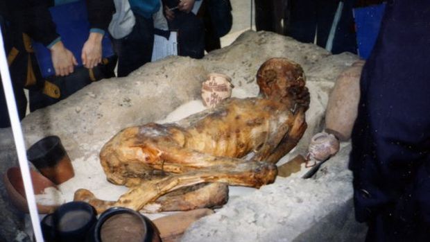 Mmia egpcia que foi enterrada como um indivduo comum e ficou conservada naturalmente