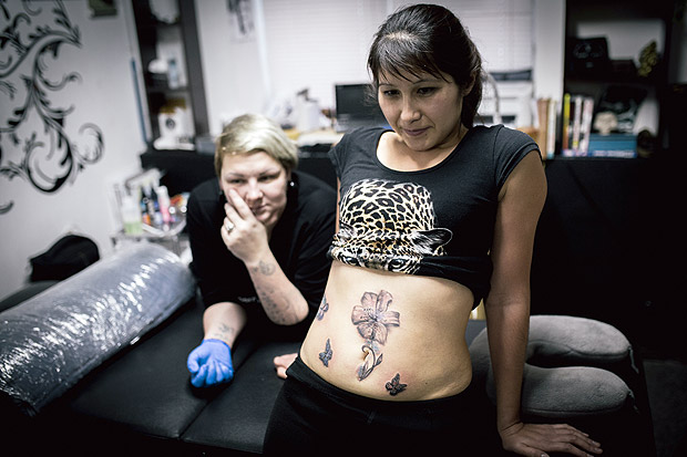 Laysan e a tatuadora Evguenia
