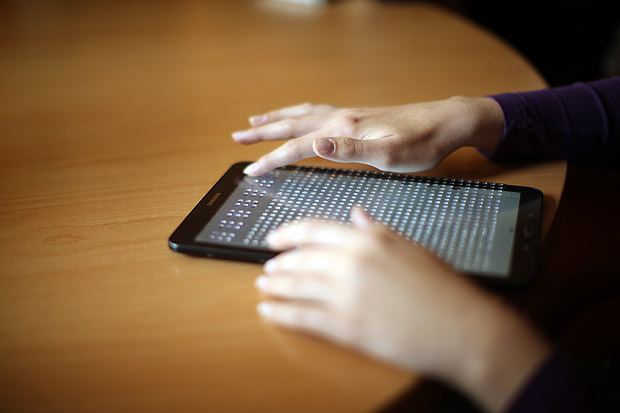 O aparelho consiste em um tablet, uma película colocada sobre a tela e um aplicativo