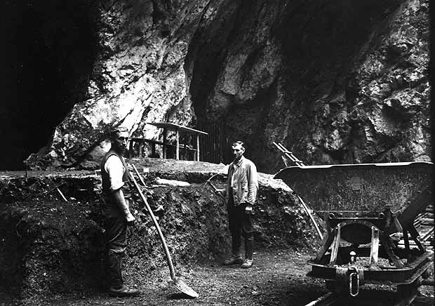Escavação em Hohlenstein-Stadel, Alemanha, em 1937, ano em que fêmur de neandertal foi achado