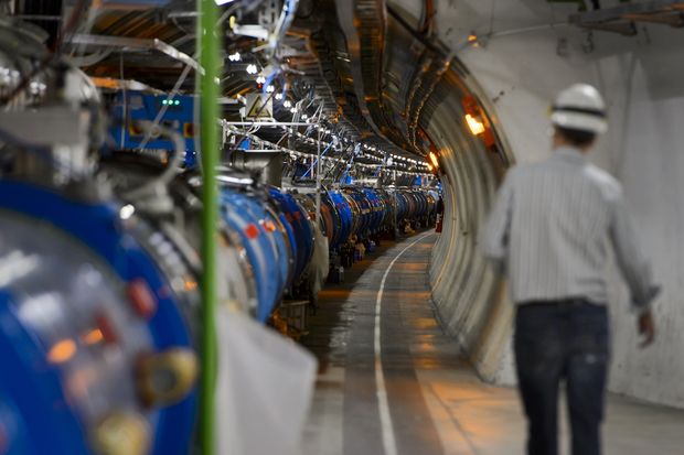 Cientista caminha em tnel do LHC do CERN, onde so feitas colises de partculas para estudo da natureza da matria e do universo 