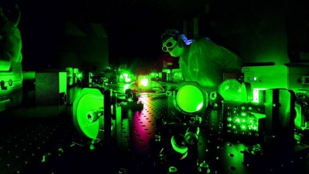 Cientistas dispararam o laser sobre eltrons para avaliar a reao