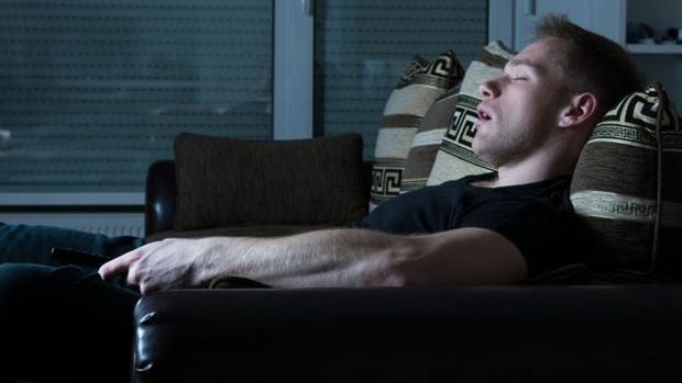 Voc dorme mais facilmente com a TV ligada?