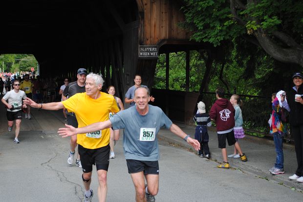 Marcelo Gleiser (de cinza) correndo meia-maratona, em 2011, com seu sogro (de amarelo)