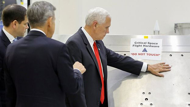 Vice-presidente americano Mike Pence desrespeita aviso para no encostar em equipamento da Nasa 