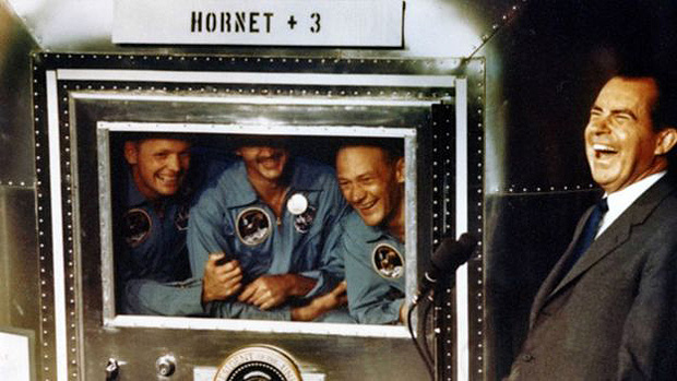 Richard Nixon fazendo piada com a equipe Apollo 11 em seu perodo de quarentena em 1969 