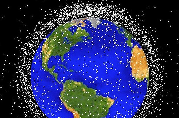 A Terra  circundada por milhares de pedaos de lixo espacial, como satlites e mdulos desativados 
