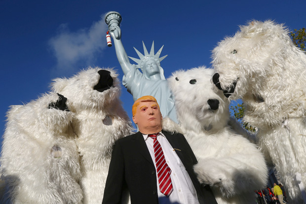 Manifestante se fantasia de Donald Trump em protesto antes do incio da COP-23