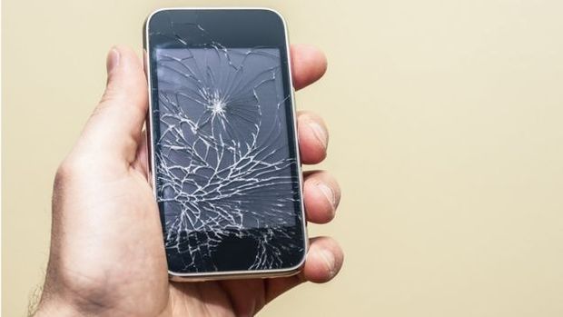 At mesmo as pessoas mais precavidas podem, em um momento de distrao, deixar o celular cair
