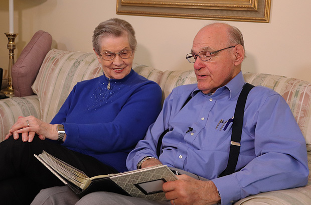 LaVonne e o marido, Tom Moore, 89, afirmam que houve alguma melhora da doença