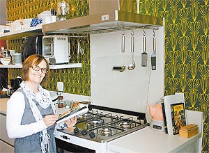 Valéria de Oliveira optou por papel de parede comacabamento vinílico para a cozinha