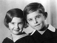 Foto tirada em 1934 mostra os irmos tchecos Eva e Petr Ginz
