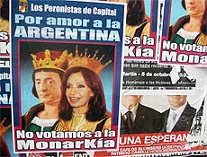 Cartazes nas ruas contra o casal Kirchner, acusando-o de querer uma "monarquia"