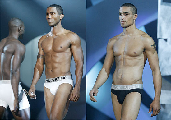 Modelos da Calvin Klein mostram tendncia para cuecas; barras da pea ficaram maiores, como Dolce & Gabbana j fazia