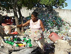 Sueli Dumont, 36, 8 filhos e 4 netos, trabalha em lixo para complementar o Bolsa Famlia