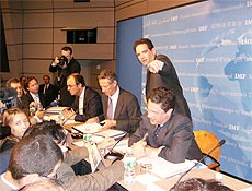 Jornalistas e economistas durante coletiva de imprensa na sede do FMI, em Washington