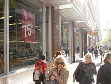 Loja da rede de vesturário Old Navy tenta estimular consumo com 75% de desconto