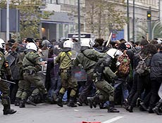 Policiais e fazendeiros gregos entram em confronto em Atenas após vários dias de protestos por um pacote de ajuda estatal ao setor agropecuário